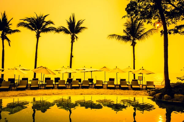 Krásný bazén v hotelovém resortu — Stock fotografie