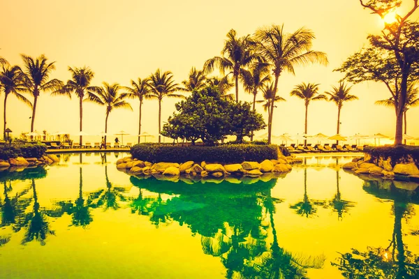 Schöner Swimmingpool im Hotelresort — Stockfoto