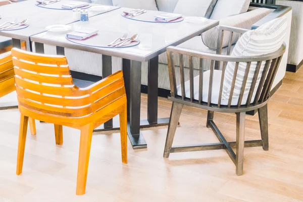 Cadeiras vazias e ambiente de mesa para jantar — Fotografia de Stock