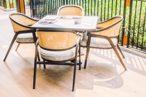 Leere Stühle und Tisch zum Essen — Stockfoto