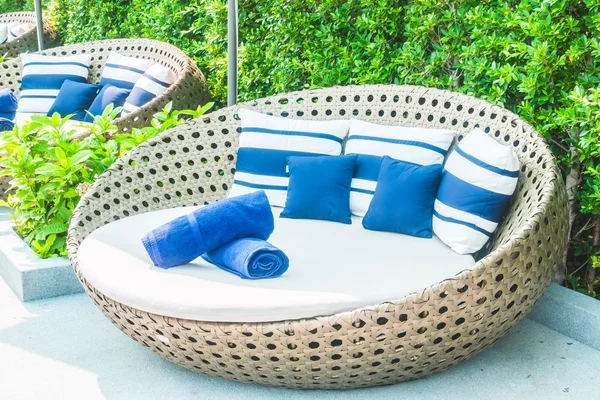 Şemsiyeleri ve sandalyeler Yüzme Havuzu etrafında