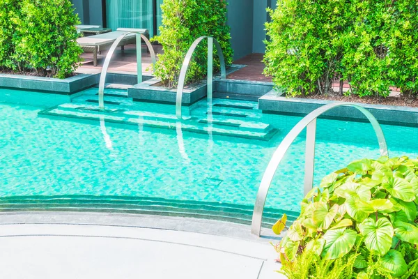 Bella piscina all'aperto di lusso — Foto Stock