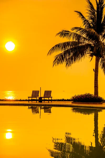 Silhouettes of coconut palm trees — Stock Photo, Image