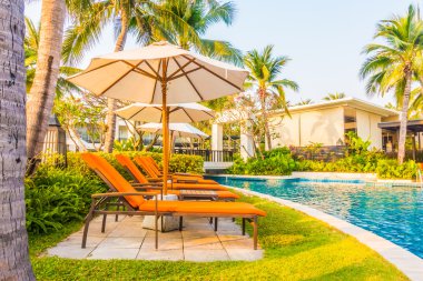 Şemsiyeleri ve sandalyeler Yüzme Havuzu etrafında