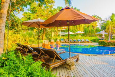 Otel havuzunda yüzme havuzu