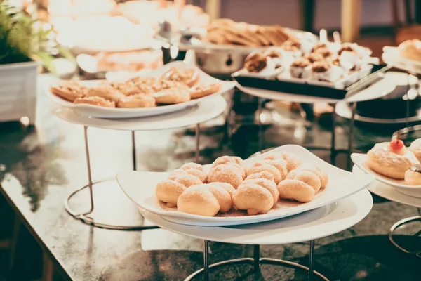 Buffet de catering en el restaurante del hotel — Foto de Stock