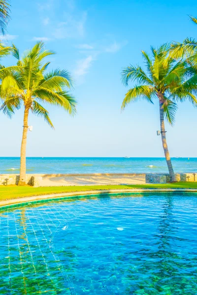 Bela piscina de luxo — Fotografia de Stock