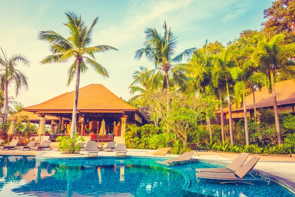 Piscina de luxo com palmeiras — Fotografia de Stock