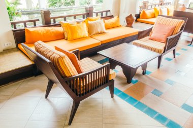 Boş tahta kanepe ve sandalye