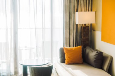 boş masa ve sandalyeler