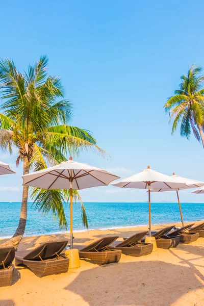 Sombrillas y sillas en la playa tropical —  Fotos de Stock