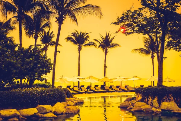 Bela piscina no resort do hotel — Fotografia de Stock