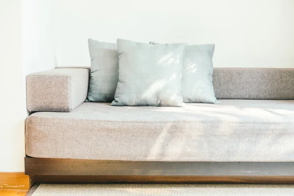 Almohadas en decoración de sofás — Foto de Stock