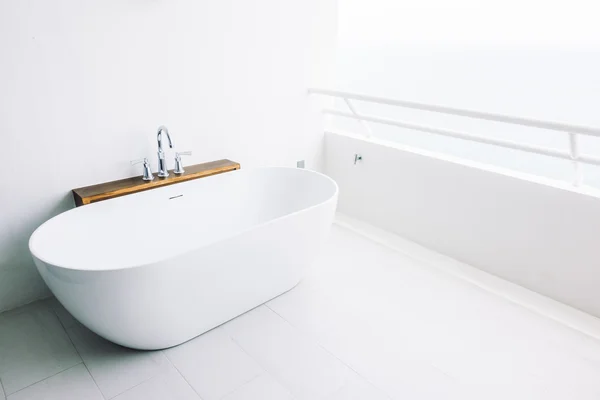 Beautiful luxury white bathtub decoration — Stock Photo, Image