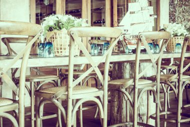 boş masa ve sandalyeler