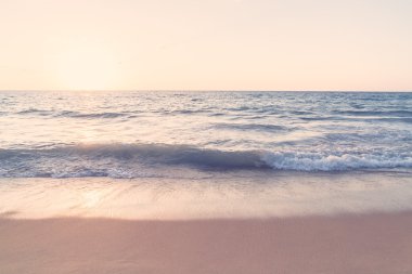 Günbatımı ile deniz ve plaj