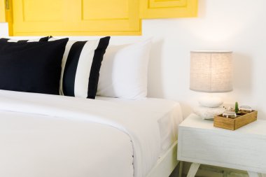 Güzel lüks yastık yatak üzerinde