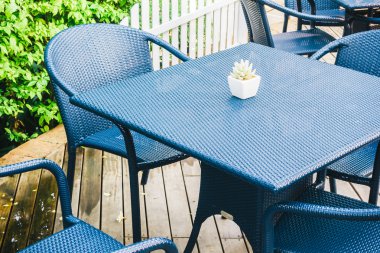 Boş masa ve sandalye