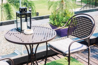 Boş masa ve sandalye