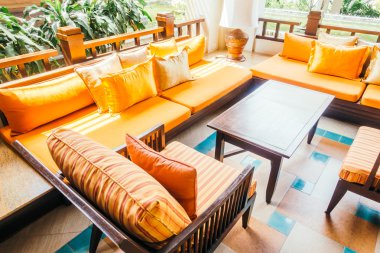 Boş tahta kanepe ve sandalye