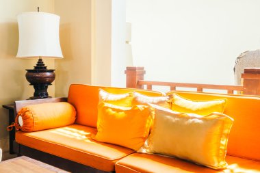 Boş tahta kanepe ve sandalye