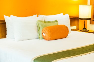 Yatakta güzel lüks yastıklar