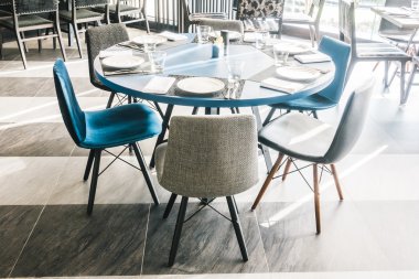 Boş sandalye ve masa Restaurant'ta