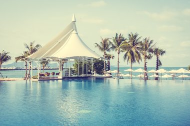 Şemsiyeleri ve sandalyeler Yüzme Havuzu etrafında