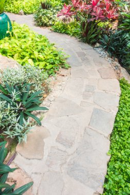 Taş yol yol yürümek için