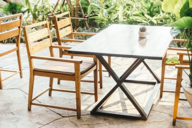 Boş masa ve sandalye