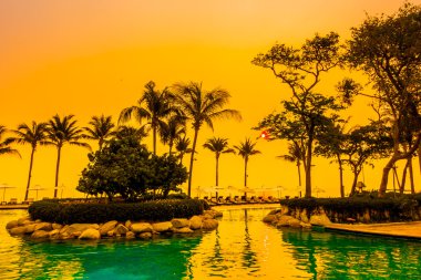 Otel tatil köyünde güzel bir yüzme havuzu