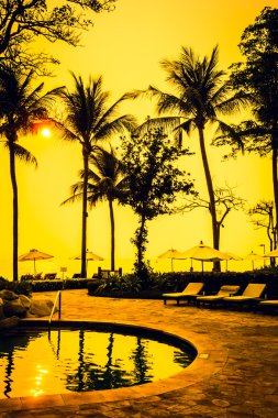 Otel tatil köyünde güzel bir yüzme havuzu