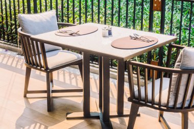 Boş sandalye ve yemek için Tablo ayarı