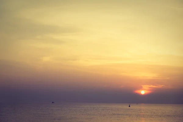 Pôr do sol no fundo céu — Fotografia de Stock