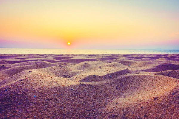 Όμορφη θέα στη θάλασσα και την άμμο με ηλιοβασίλεμα — Φωτογραφία Αρχείου