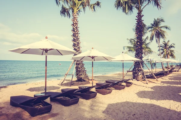 Ombrelloni e sedie sulla spiaggia tropicale — Foto Stock