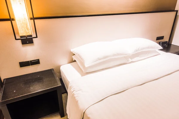 ベッドの上の白い美しい高級枕 — ストック写真