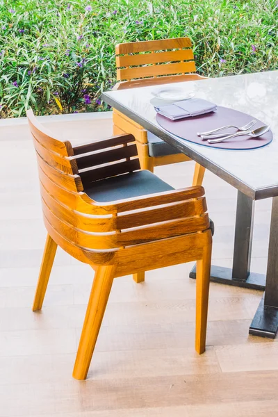 Puste krzesła i stół ustawienie jadalnia — Zdjęcie stockowe