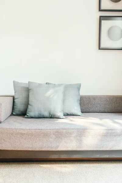 Travesseiros em sofás decoração — Fotografia de Stock
