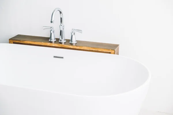 Bella decorazione di lusso vasca da bagno bianca — Foto Stock