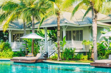 Şemsiyeleri ve sandalyeler Yüzme Havuzu etrafında