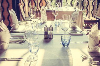 yemek için Tablo ayarı ile şarap bardakları