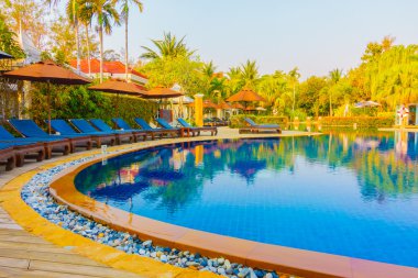 Otel havuzunda yüzme havuzu