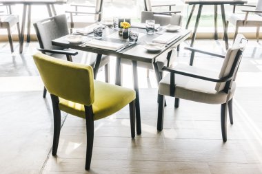 Boş sandalye ve masa Restaurant'ta