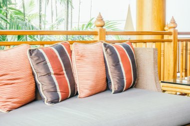 Yastıklar kanepeler dekorasyon