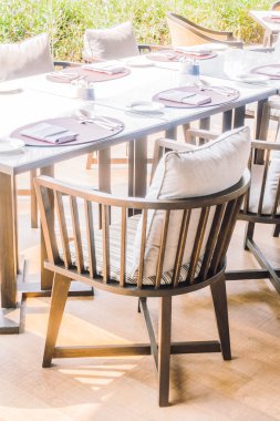 Boş sandalye ve yemek için Tablo ayarı