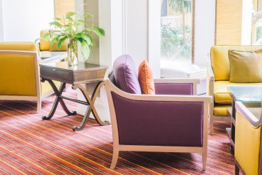 Kanepe üzerinde güzel lüks yastıklar