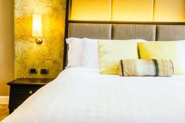 Yatakta ışık lamba ile güzel yastıklar