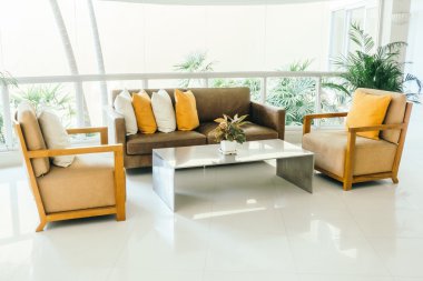 Kanepe üzerinde güzel lüks yastıklar