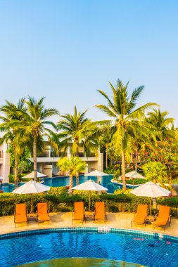 Şemsiyeleri ve sandalyeler Yüzme Havuzu etrafında